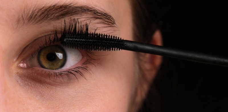 Make-up and contact lenses