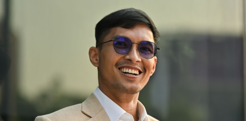 Man wearing photochromic glasses
